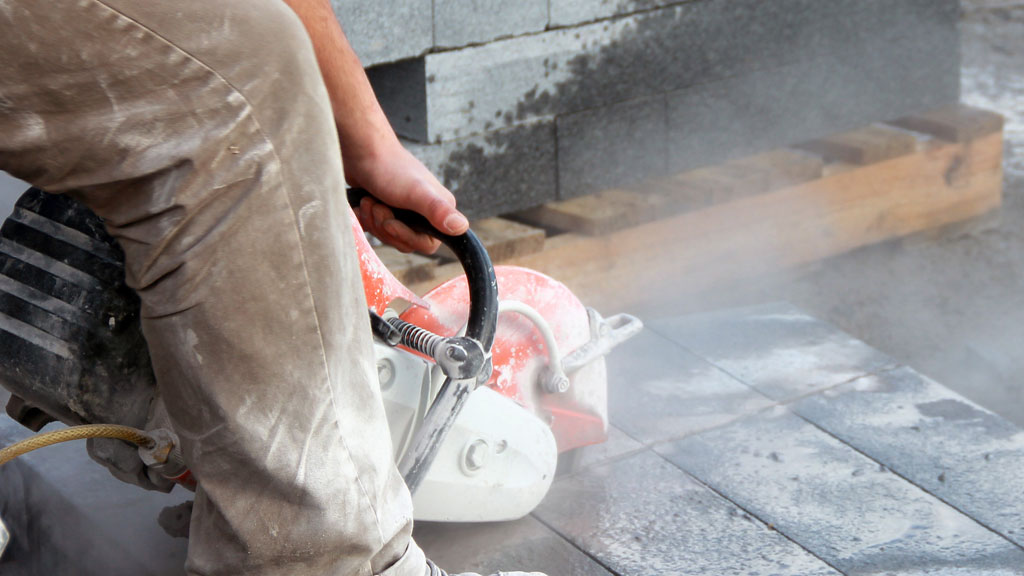 Disque de sciage béton en action avec système de refroidissement par eau