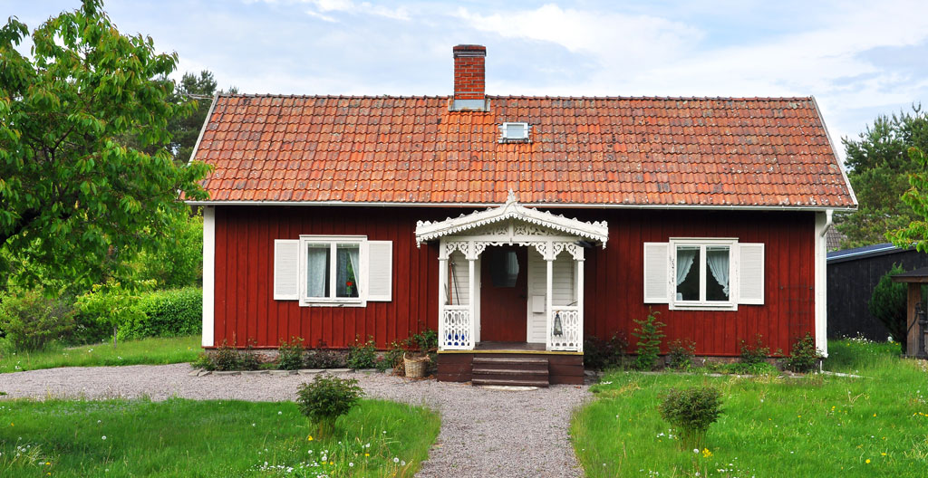 Comparaison entre fenêtre en bois blanc divisée style cottage et fenêtre aluminium noir style contemporain.