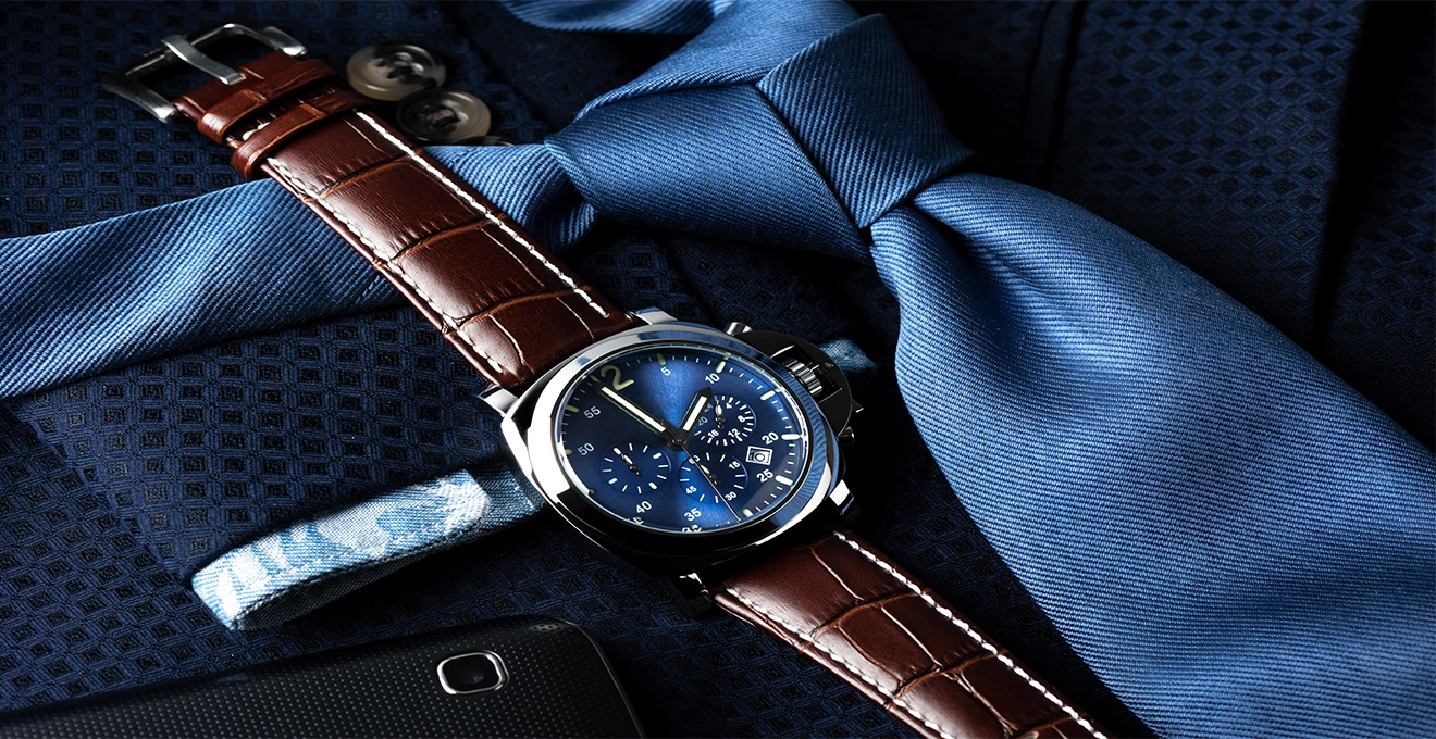 Un homme tire fermement sur un bracelet de montre fraîchement fixé pour vérifier la solidité du système quick release.